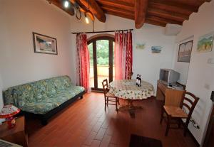 a living room with a couch and a table at Agriturismo Tiberio in Penna