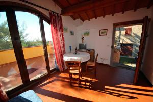 a room with a table and chairs and a television at Agriturismo Tiberio in Penna