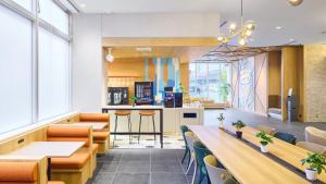 a restaurant with tables and chairs and a bar at Holiday Inn Express Sapporo Susukino by IHG in Sapporo