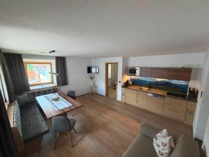 a living room with a table and a kitchen at Peatr Seppa Hof in Nauders