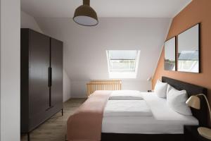 a bedroom with a large bed and a window at Limehome Chemnitz Hartmannstraße in Chemnitz