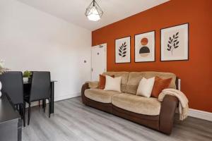 a living room with a couch and a table at Coventry Contractor Hub - 4-Bedroom House with Free Parking-CV5 in Spon End