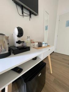 eine Küche mit einer Arbeitsfläche, auf der eine Kaffeemaschine steht in der Unterkunft Tra te e il Mare in Porto Torres + 13 Fotos