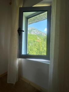 a window with a view of a mountain at Bujtina Tata in Curraj