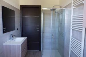 a bathroom with a glass shower and a sink at Malpensa-Milano, Terrazza, 2 Bagni in Galliate +5 photos