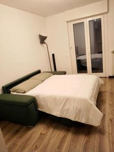 a bedroom with a bed and a lamp and a window at Malpensa-Milano, Terrazza, 2 Bagni in Galliate