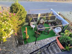 an overhead view of a patio with furniture and plants at Casa Dyny 2 Mai in 2 Mai