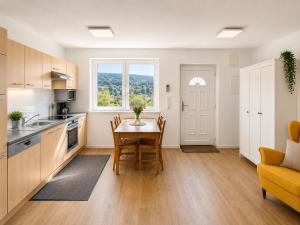 a kitchen and dining room with a table and chairs at Alb-Welle I Design-Apartment mit privater Sauna & Badkap-Nähe in Albstadt