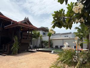 a view of the courtyard of a house at Fueangfu Pool Villa Chaweng in Chaweng