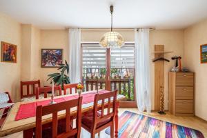 a dining room with a table and chairs and a window at Reihenhaus Römmer in Altenstadt