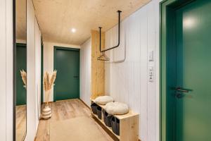a hallway with a green door and a room at Haus Helena Sophia in Au