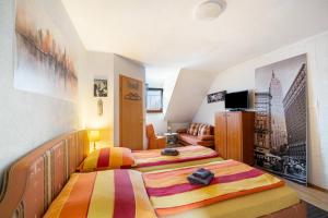 a bedroom with two beds and a couch at Reihenhaus Römmer in Altenstadt