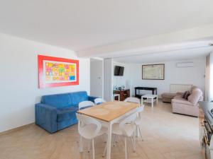 a living room with a blue couch and a table at Villa Mondello vista mare in Mondello