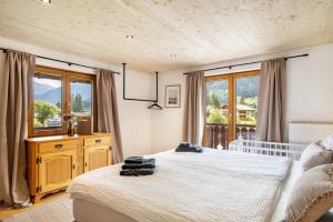 a bedroom with a bed and a window at Haus Helena Sophia in Au