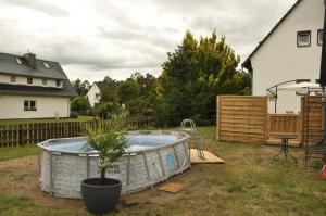 a backyard with a hot tub in the yard at Lärche in Sprakensehl