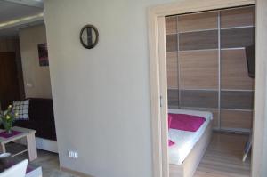 ブワディスワボボにあるLuksusowy Apartament Soleventoのスライド式ガラスドア(ベッド付)が備わる客室です。