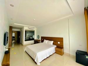 a large bedroom with a bed and a television at Khách sạn Ruby - Gần trung tâm khảo thí in Cầu The