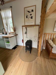 a room with a bed and a desk and a chair at Große Auszeit im Tiny House in Schashagen