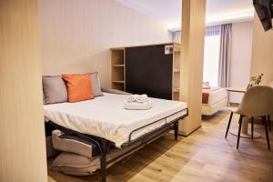 a hospital room with a bed and a desk at Medichë Rooms General Ricardos in Madrid