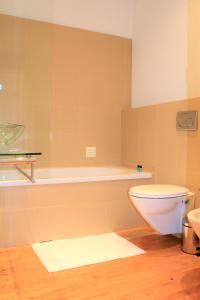 Et badeværelse på Charming Duplex- Príncipe Real + 26 billeder