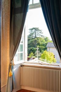 a window with a view of a tree at Château de Mons Gard in Mons