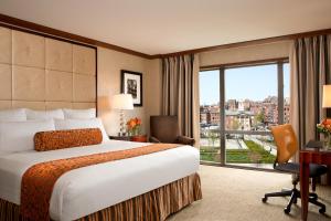 een hotelkamer met een bed en een groot raam bij The Bostonian Boston in Boston