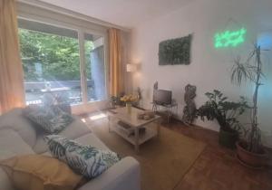 a living room with a couch and a table at Paradise Jungle in Paradiso