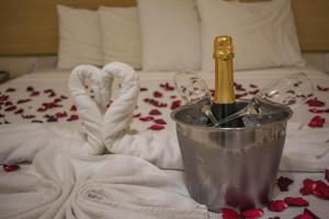 a bottle of champagne in a bucket next to a bed at Hotel Parque das Aguas in Aracaju +79 photos