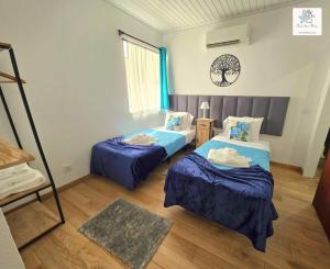 a room with two beds and a window at Casa da Mica in Faja Grande