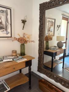 a mirror on a wall next to a table with flowers at Gîte d'exception pour 2 personnes in Mietesheim +28 photos
