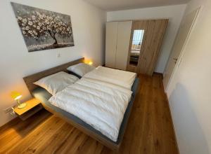 a bedroom with a bed and a painting on the wall at Ferienwohnung "Große Auszeit" in Schongau