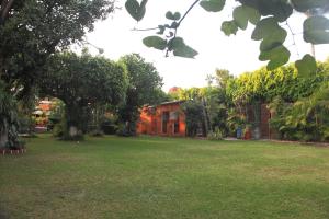 einen Hof mit einem Haus im Hintergrund in der Unterkunft CasaGrande Posada Ejecutiva in Cuernavaca