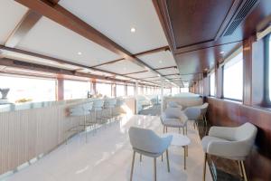 a waiting room with white chairs and a bar at Costa do Sal Hotel Boat Lounge in Aveiro