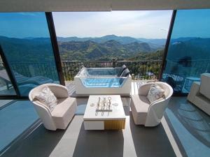 a living room with a hot tub and chairs and a table at La Colina Resort SAS in La Vega