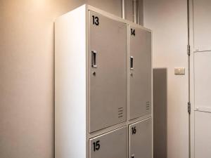 a row of lockers in a locker room at Smith & Appy Backpackers Hostel in Nathon Bay +14 photos