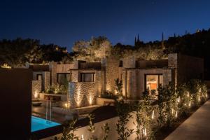 a villa with a swimming pool at night at NINEMO Village in Fternón