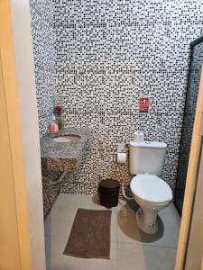a bathroom with a toilet and a sink at Casa de Charles in Piranhas