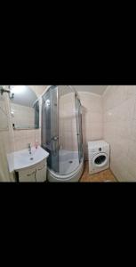 a bathroom with a shower and a toilet and a sink at AeroHome 24 -Внимание !!! Только дневное размещение !!! NO OVERNIGHT !!! Заселение с 12 00 и выселение до 23 00 !!! in Chişinău