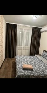 a bedroom with a bed and a window with curtains at AeroHome 24 -Внимание !!! Только дневное размещение !!! NO OVERNIGHT !!! Заселение с 12 00 и выселение до 23 00 !!! in Chişinău