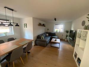 a living room with a table and a couch at Ferienwohnung Sollingseck in Dassel