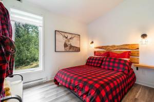 a bedroom with a bed and a window at Le Clorane spa relax in Chertsey