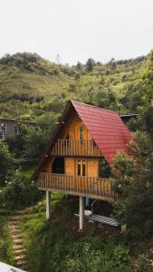 a large wooden house with a red roof at El Paraje Cabaña 2 in San Andrés Paxtlán