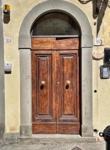 a wooden door in a building with an arch at La Terrazza di Emy, Arezzo centro - affitto turistico in Arezzo