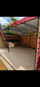 eine Terrasse mit einem rot-schwarzen Sonnensegel darüber in der Unterkunft Amazon Oasis in Leticia + 6 Fotos