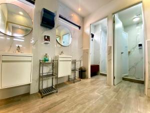 a room with a mirror and a tv on a wall at Barrio Inn Padre Mier Hostal & Suites in Monterrey +27 photos