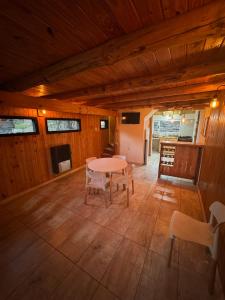 a dining room with a table and chairs in a room at Cielo Azul 2 in Villa Pehuenia