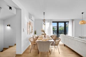 a dining room with a table and chairs at Boho Beach House Srima in Srima
