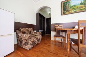 a living room with a table and a chair at Pensiune Taviada in Chişinău