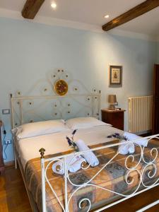 a bedroom with a bed with a metal frame at Castelvecchio Alto in Castelvecchio