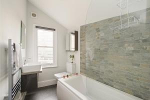 Bathroom sa Market Street Apartments - City Centre Modern 1bedroom Apartments with NEW WIFI and Very Close to Tram
